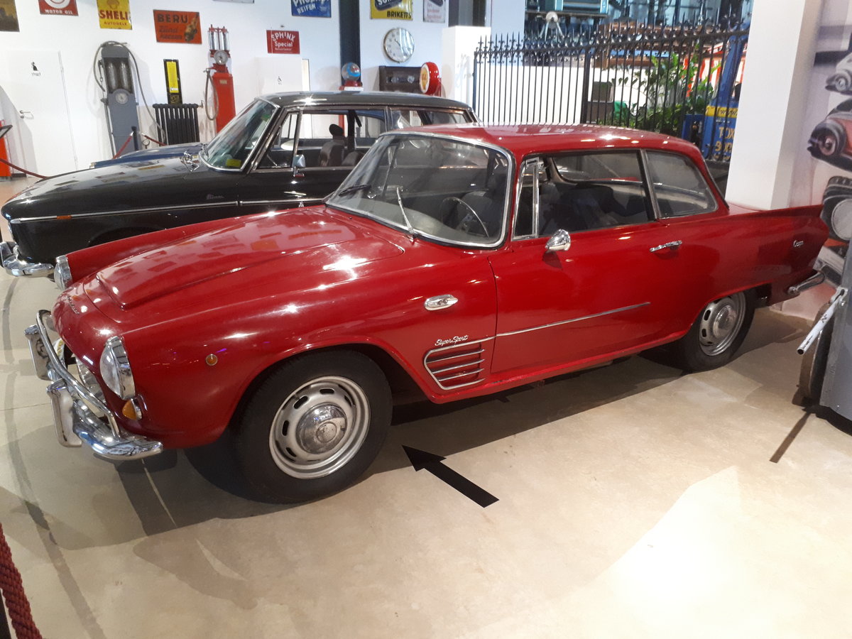 DKW 1000Sp Coupe mit einer Karosserie von Fissore/Savigliano. In den Jahren 1965 und 1966 entstanden bei Fissore einige Coupes und Spyder-Modelle auf der Basis des DKW 1000 Sp. Soweit mir bekannt ist wurde die serienmäßige Technik des Serienmodelles verbaut. Der wassergekühlte Dreizylinderreihenzweitaktmotor hat einen Hubraum von 981 cm³ und leistet 55 PS. Das ansprechende Fahrzeug wurde auch in Argentinien und Spanien in Lizenz gefertigt. Zylinderhaus Bernkastel-Kues am 15.10.2019.