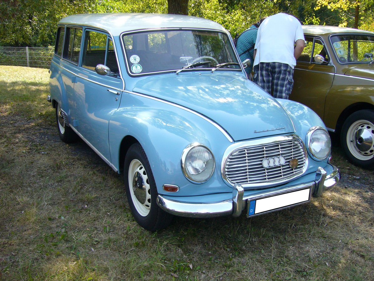 DKW Auto Union 1000 Universal, gebaut von 1959 bis 1962. Der Auto Union 1000 entsprach dem DKW 3=6, hatte aber einen auf 980 cm³ aufgebohrten Dreizylinderreihenzweitaktmotor, der 44 PS leistet. Der abgelichtete 1000 Universal ist in der Originalfarbe diamantblau/elfenbein lackiert und stammt aus dem Jahr 1962. Ein solches zweitüriges Kombi gab es zum Einstandspreis von DM 6.725,00. Oldtimertreffen Zeche Hannover in Herne am 22.07.2018.