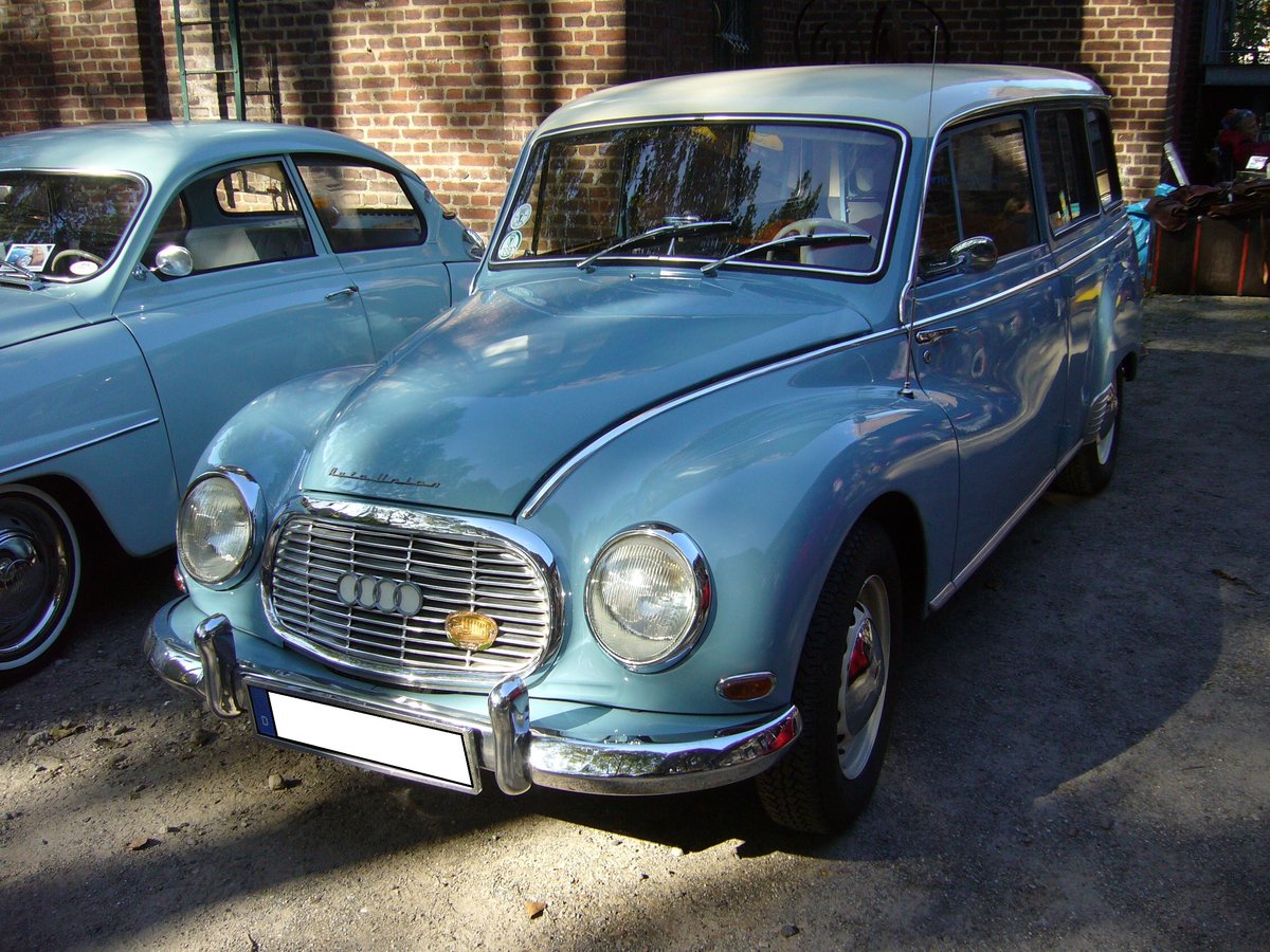 DKW Auto Union 1000 Universal, gebaut von 1959 bis 1962. Der Auto Union 1000 entsprach dem DKW 3=6, hatte aber einen auf 980 cm³ aufgebohrten Dreizylinderreihenzweitaktmotor, der 44 PS leistet. Der abgelichtete 1000 Universal ist in der Originalfarbe diamantblau/elfenbein lackiert und stammt aus dem Jahr 1962. Ein solches zweitüriges Kombi gab es zum Einstandspreis von DM 6.725,00. Oltimertreffen ander Niebu(h)rg in Oberhausen am 07.10.2018.