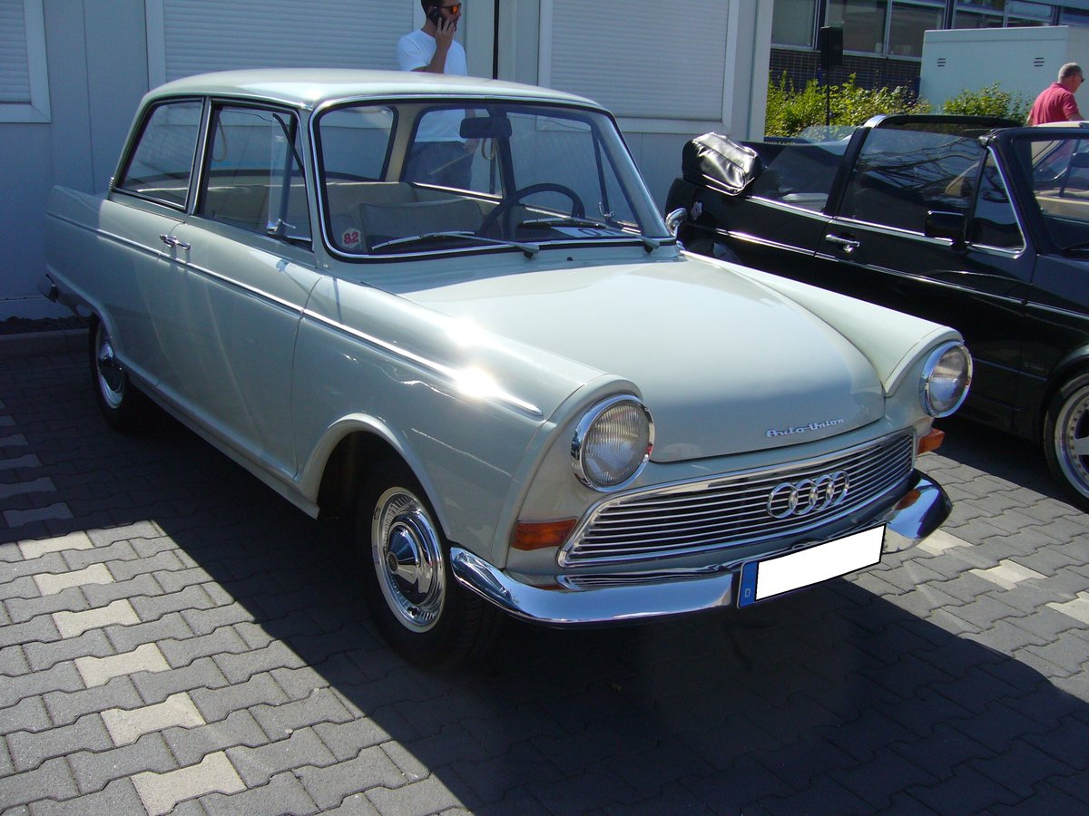 DKW F11 Junior, produziert von 1959 bis 1963. Der Junior wurde bereits auf Frankfurter Automobil Ausstellung des Jahres 1957 gezeigt. Er kam aber erst im August 1959 zu den Händlern. Unter der Motorhaube werkelt ein wassergekühlter Dreizylinderreihenzweitaktmotor, der aus einem Hubraum von 741 cm³ 34 PS leistet. Oldtimertreffen anläßlich des 150-jährigen Bestehens des TÜV-Nord in Mülheim an der Ruhr.
