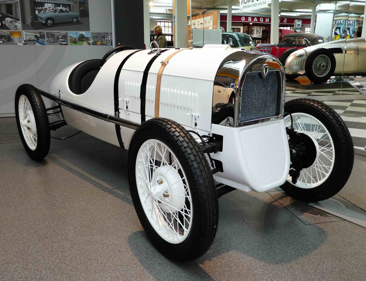 =DKW Front Rennwagen, 500 ccm, 26 PS, Bj. 1931. Von diesem Rennwagen wurden 5 Exemplare produziert und erstmals beim Eifelrennen im Juni 1931 eingesetzt. Aufnahme im August Horch Museum Zwickau, Juli 2016.