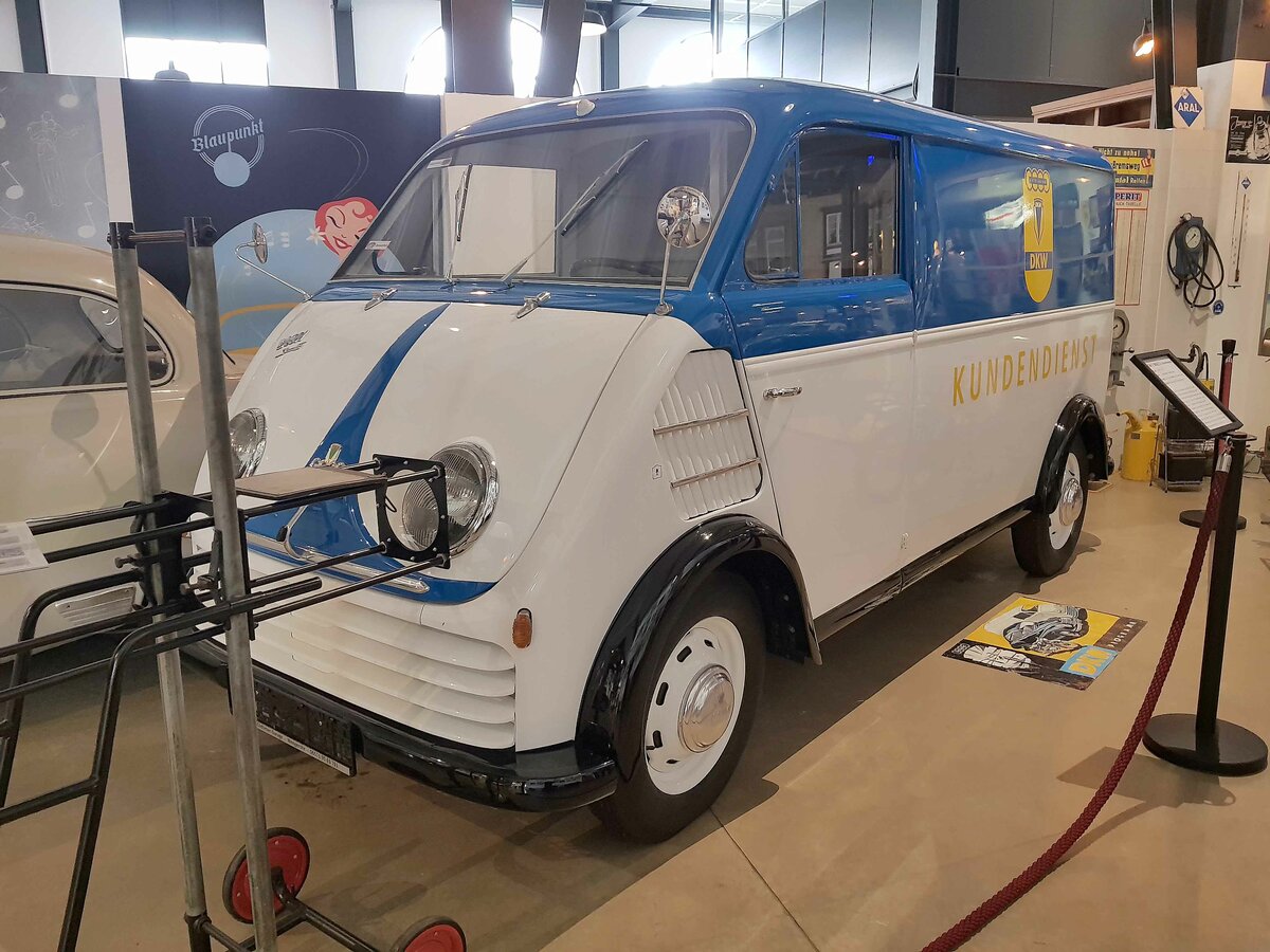 =DKW-Kastenwagen steht bei der Scheinwerfereinstellung im Zylinderhaus von Bernkastel-Kues, 04-2023