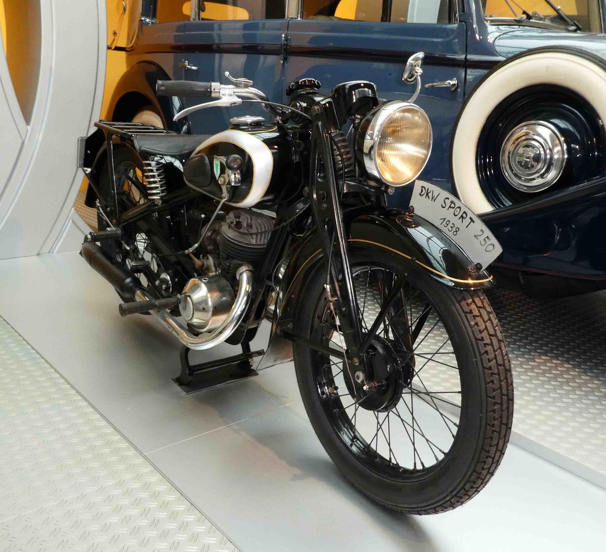 =DKW Sport 250, Bj. 1938, 9 PS, 247 ccm, fotografiert im August Horch Museum Zwickau, Juli 2016. Von diesem Modell wurde ca. 7800 Exemplare in Tschopau gefertigt 