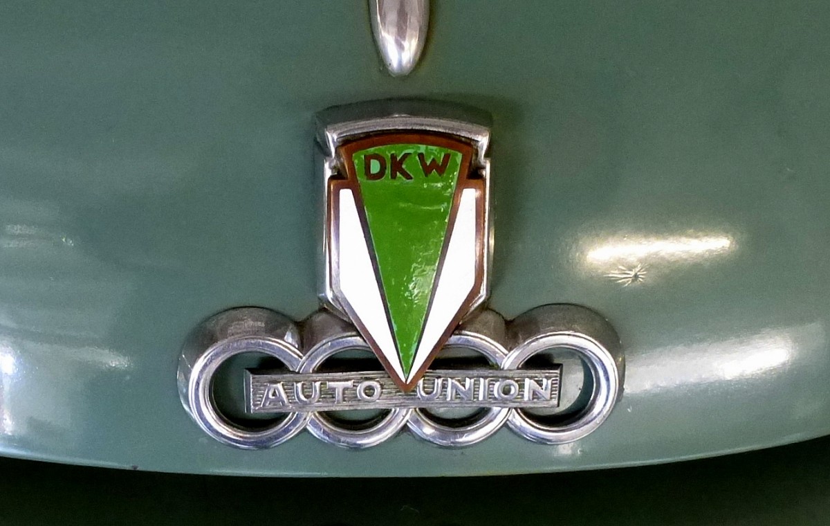 DKW, steht fr Deutscher Kraft Wagen, Logo auf der Khlerhaube eines PKW F89 von 1952, Nov.2014