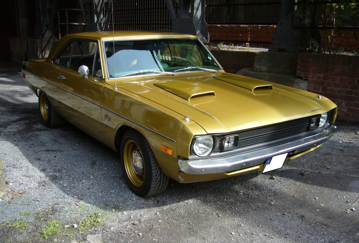 Dodge Dart Swinger des Modelljahres 1970 im Farbton light gold. Das sportliche Coupe ist mit einem 340 cui (5702 cm³) V8-Motor ausgestattet, der 275 PS leistet. Altmetall trifft Altmetall im LaPaDu am 02.10.2022.
