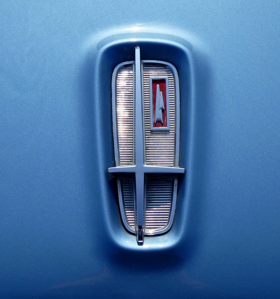 Dodge, Logo auf der Khlerhaube des Oldtimer-PKW  Dart  von 1962, die 1914 gegrndete US-amerikanische Autofirma fr PKW und LKW ist eine Tochtergesellschaft der Chrysler Group LCC, Mrz 2015