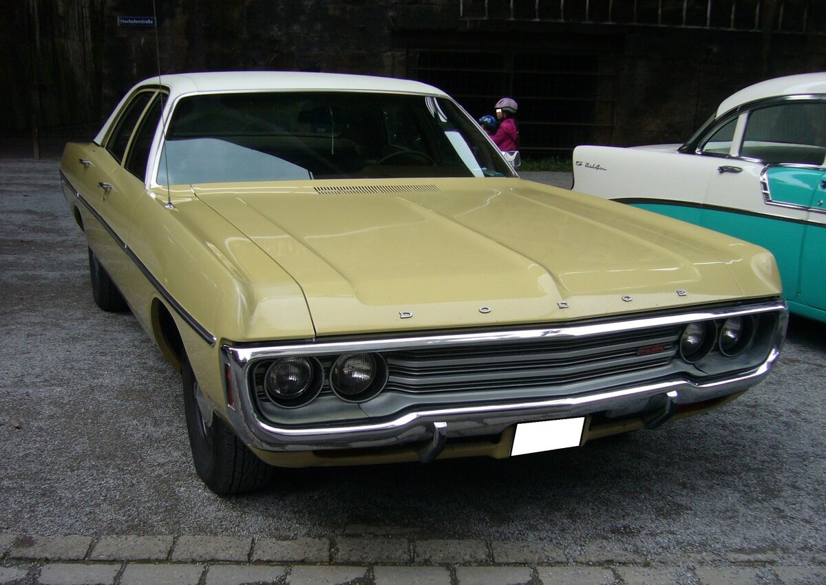 Dodge Polara Custom fourdoor Sedan von 1971. Im Modelljahr 1971 war der Polara die mittlere Ausstattungsvariante im Modellprogramm von Dodge. Darunter rangierte der Coronet und darüber der Monaco. Ein solcher Polara Custom war ab einem Kaufpreis von US$ 4376,00 zu bekommen. Der Wagen ist in der Farbkombination butterscotch/white lackiert. Der V8-Motor hat einen Hubraum von 6292 cm³ und leistet in der stärksten Version 340 PS. Altmetall trifft Altmetall im LaPaDu am 02.10.2022.