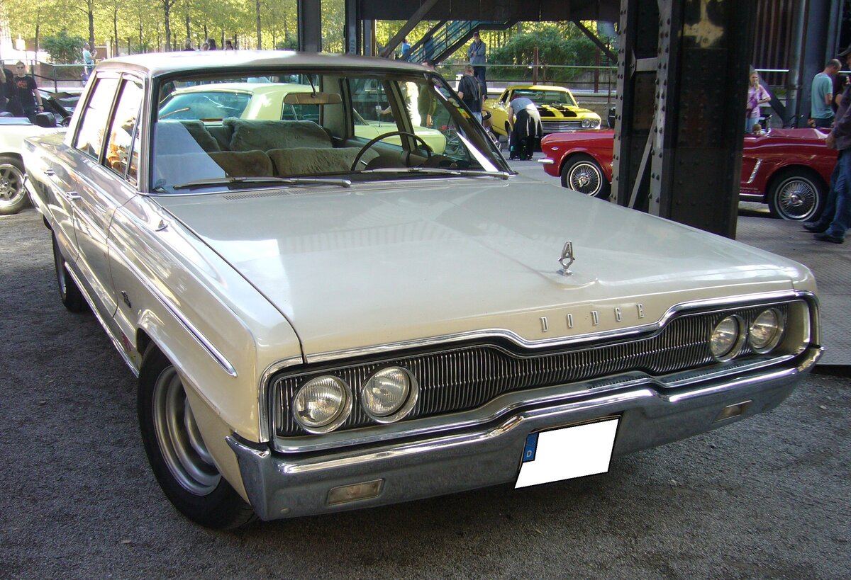 Dodge Polara fourdoor Sedan im Farbton cream aus dem Jahr 1966. Die Polara-Baureihe war im Modelljahr 1966 das Basismodell im Programm der Chrysler Division Dodge. Ausstattungsmäßig darüber war die Monaco-Baureihe angesiedelt. Ein solcher fourdoor Sedan schlug mit einem Kaufpreis von mindestens US$ 2948,00 zu Buche. Bei der Motorenwahl hat der Kunde die Auswahl zwischen sechs verschieden großen V8-Motoren: 273 cui (4474 cm³), 318 cui (5211 cm³), 361 cui (5916 cm³), 383 cui (6276 cm³), 413 cui (6768 cm³) und 426 cui (6981 cm³). Altmetall trifft Altmetall am 01.10.2023 im LaPaDu Duisburg.