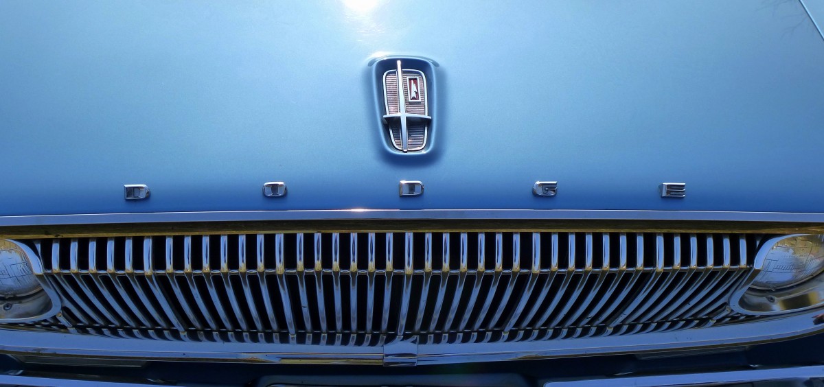 DODGE, Schriftzug und Logo am Oldtimer-PKW  Dart  von 1962, die US-amerikanische Autofirma ist eine Tochtergesellschaft von Chrysler, April 2015