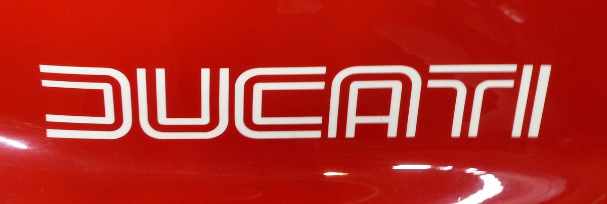 Ducati, Tankaufschrift an einem Motorrad, der 1910 in Mailand gegrndete italienische Motorradhersteller gehrt heute zur Audi AG, Feb.2014