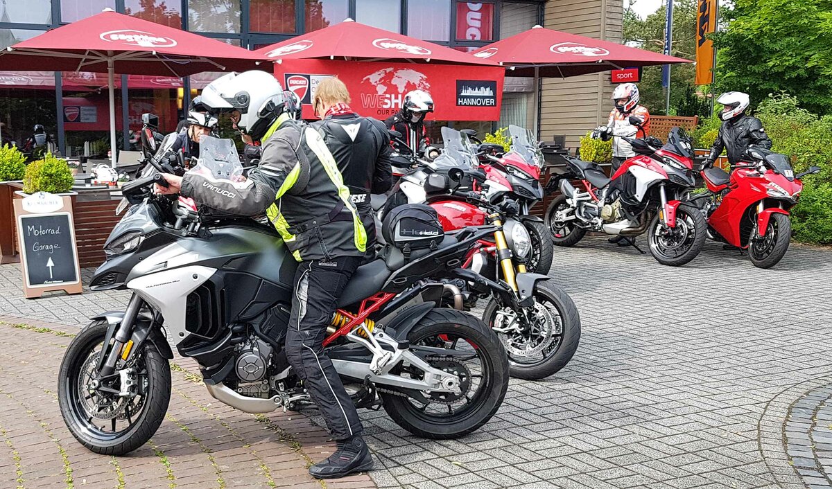 =Ducati`s vom Desmo Owners Club Hannover stehen bereit zur Pfingstausfahrt des Konrad-Zuse-Hotels in Hünfeld, 06-2022