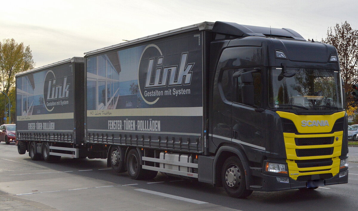 E. Link GmbH aus Deutschland mit einem polnischen Hängerzug mit Pritschenaufbau mit Plane und einem SCANIA R 450 LKW am 11.11.22  Berlin Marzahn.