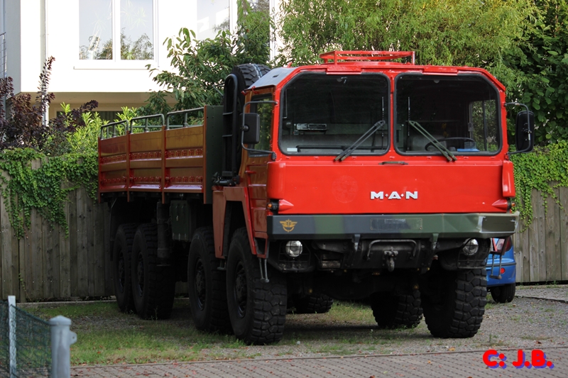 Ehemaliger Bundeswehr Lkw  10 Tonner von MAN mit mittigen Ladekran.
Aufgenommen im Juni 2014 in Ronnenberg. 
