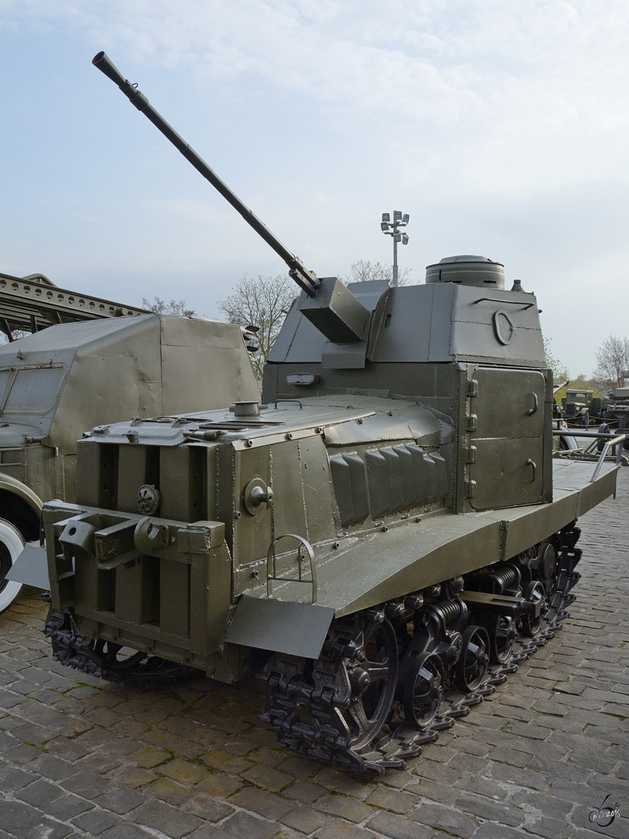Ein ab Sommer 1941 zum leichten Panzer KhTZ-16 umgebauter landwirtschaftlicher Traktor STZ-3 im Nationalen Museum der Geschichte der Ukraine im 2. Weltkrieg. (Kiev, April 2016). 
