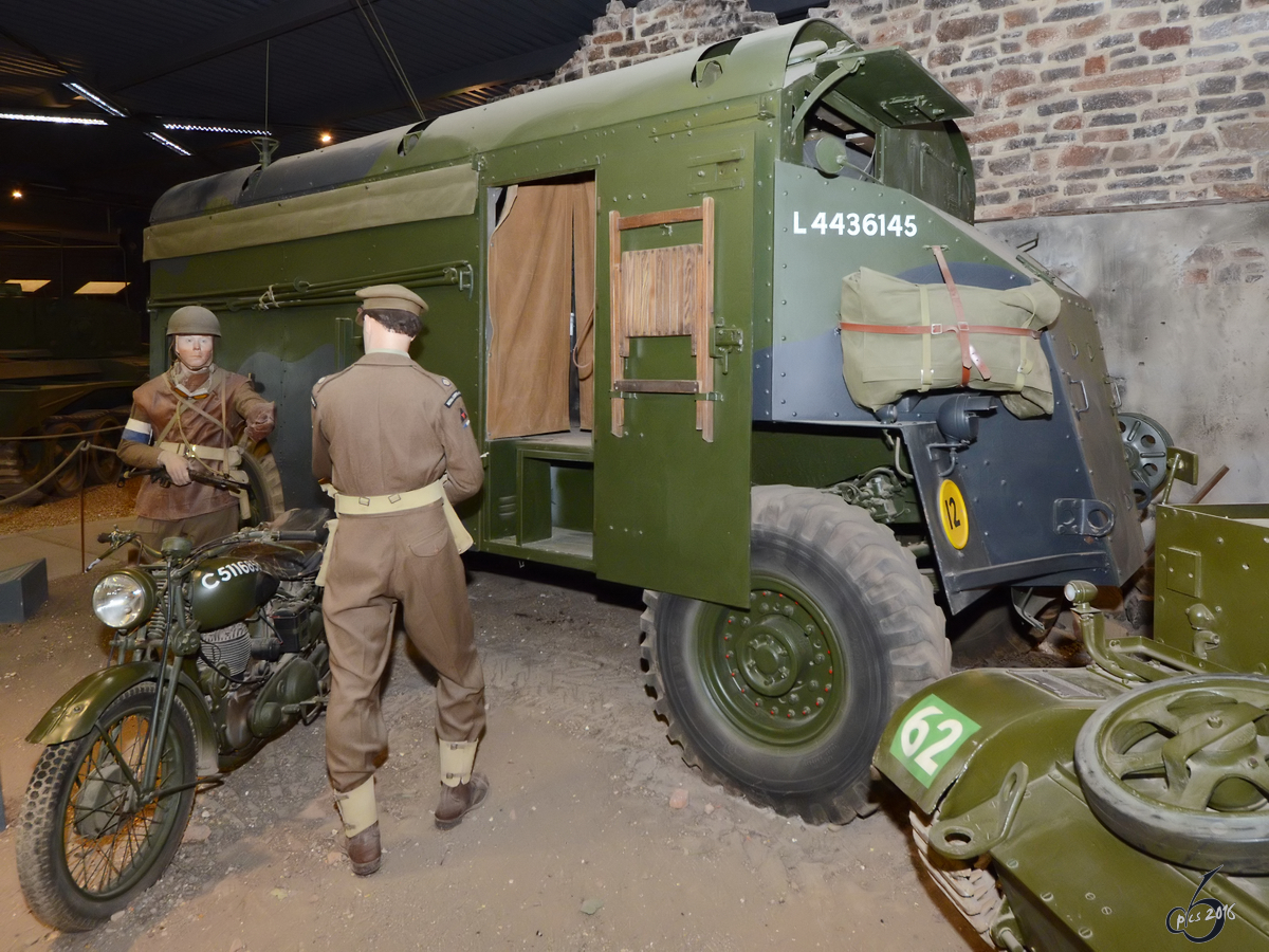 Ein AEC Dorchester Kommandofahrzeug in der Land Warfare Hall des Imperial War Museums in Duxford (September 2013)