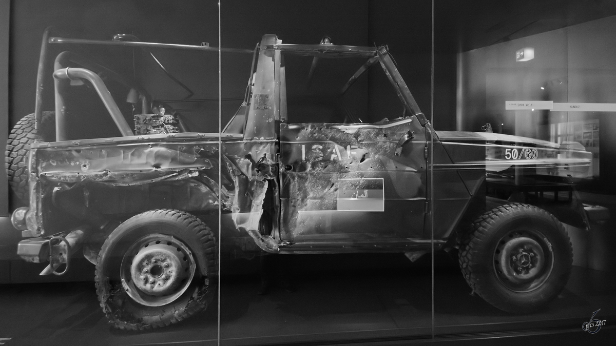 Ein in Afghanistan zerstörter LKW gl leicht Wolf im Militärhistorischen Museum der Bundeswehr. (Dresden, April 2017)