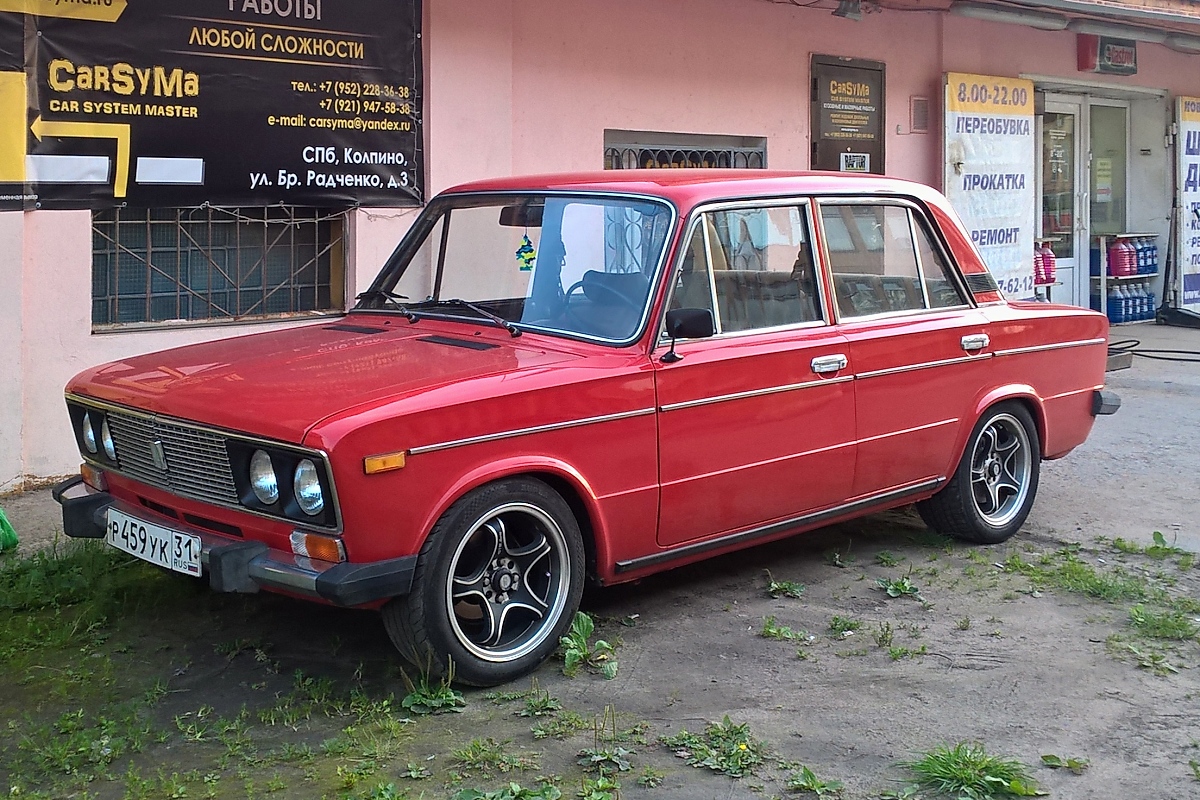 Ein alter, aber überraschend gut gepflegter Lada 2103 in Kolpino / St. Petersburg, 10.8.17