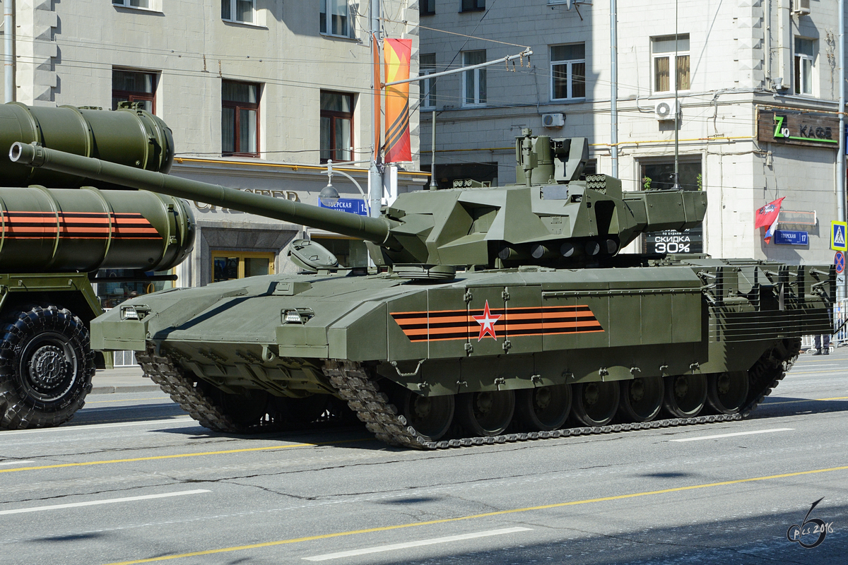 Ein Armata-Panzer auf den Start der Generalprobe am 7.5.2016 für die Parade zum 71. Jahrestag des Siegs über Nazi-Deutschland im Zweiten Weltkrieg in Moskau.