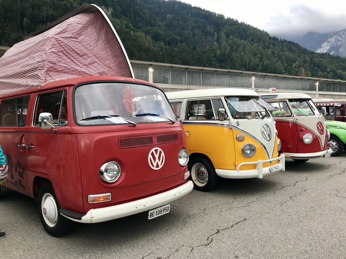 Ein Bulli T2 und Zwei T1 auf dem Flugplatz Interlaken am 25.8.18 beim VW Volksfest.