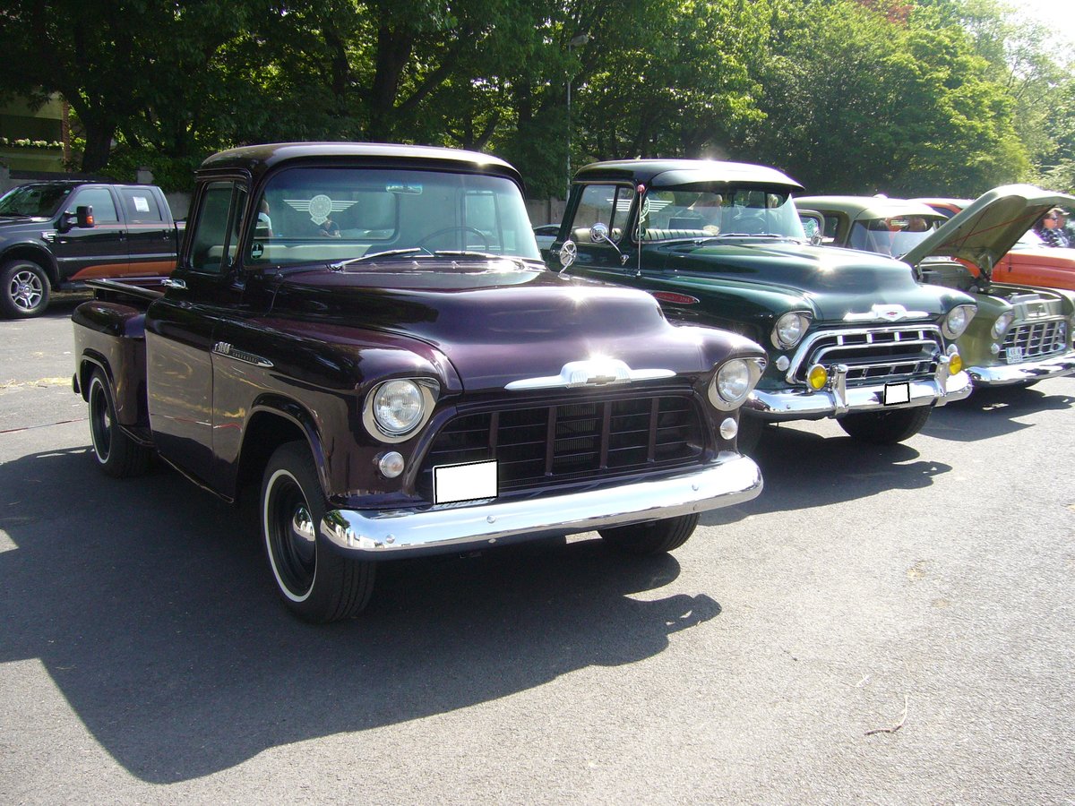 Ein Chevrolet 3100 Pickup aus dem Modelljahr 1956 (Vordergrund) parkt neben einem Chevrolet 3200 Pickup aus dem Modelljahr 1957. Primers 4th run am 25.05.2017 in Krefeld.