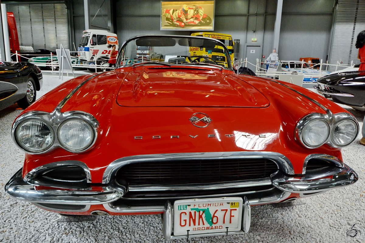 Ein Chevrolet Corvette C1 Cabriolet von 1962 ist Teil der Ausstellung im Technik-Museum Speyer. (Mai 2014)