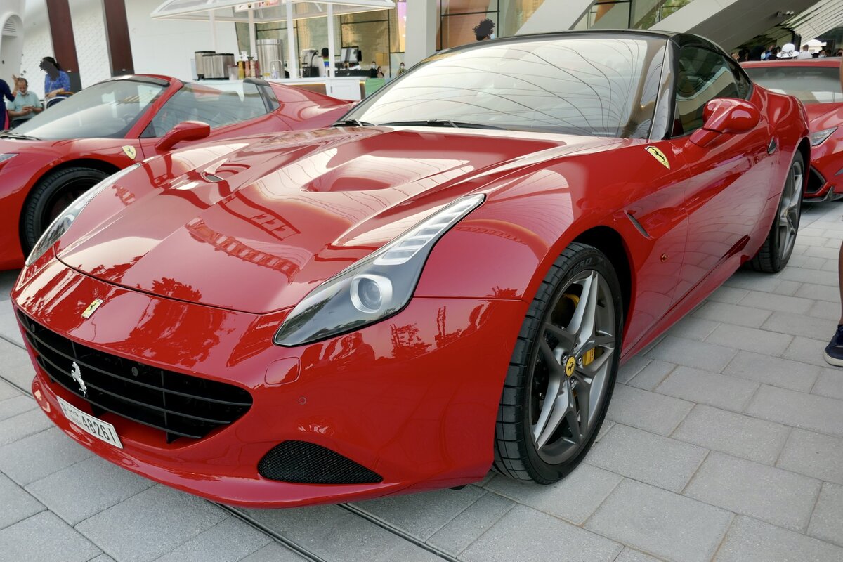 Ein Ferrari der am 1.12.21 vor dem Riesenrad Ain Dubai steht.