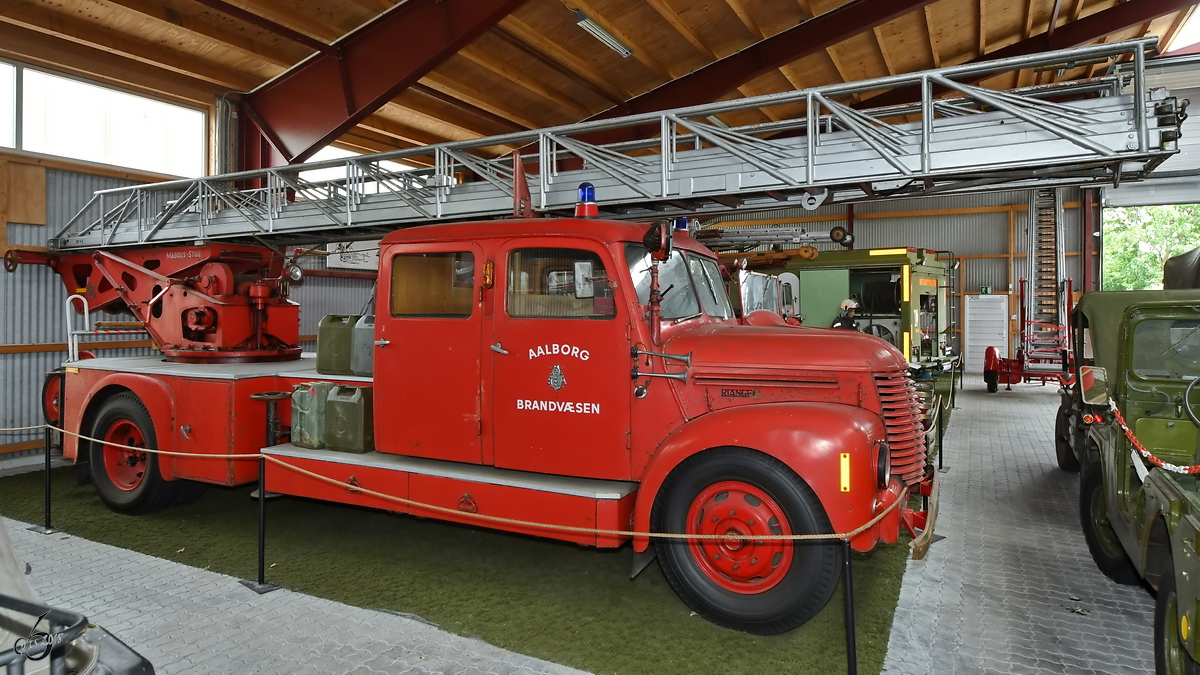 Ein Feuerwehrleiterwagen der Firma Triangel Anfang Juni 2018 im Verteidigungs- und Garnisonsmuseum Aalborg.