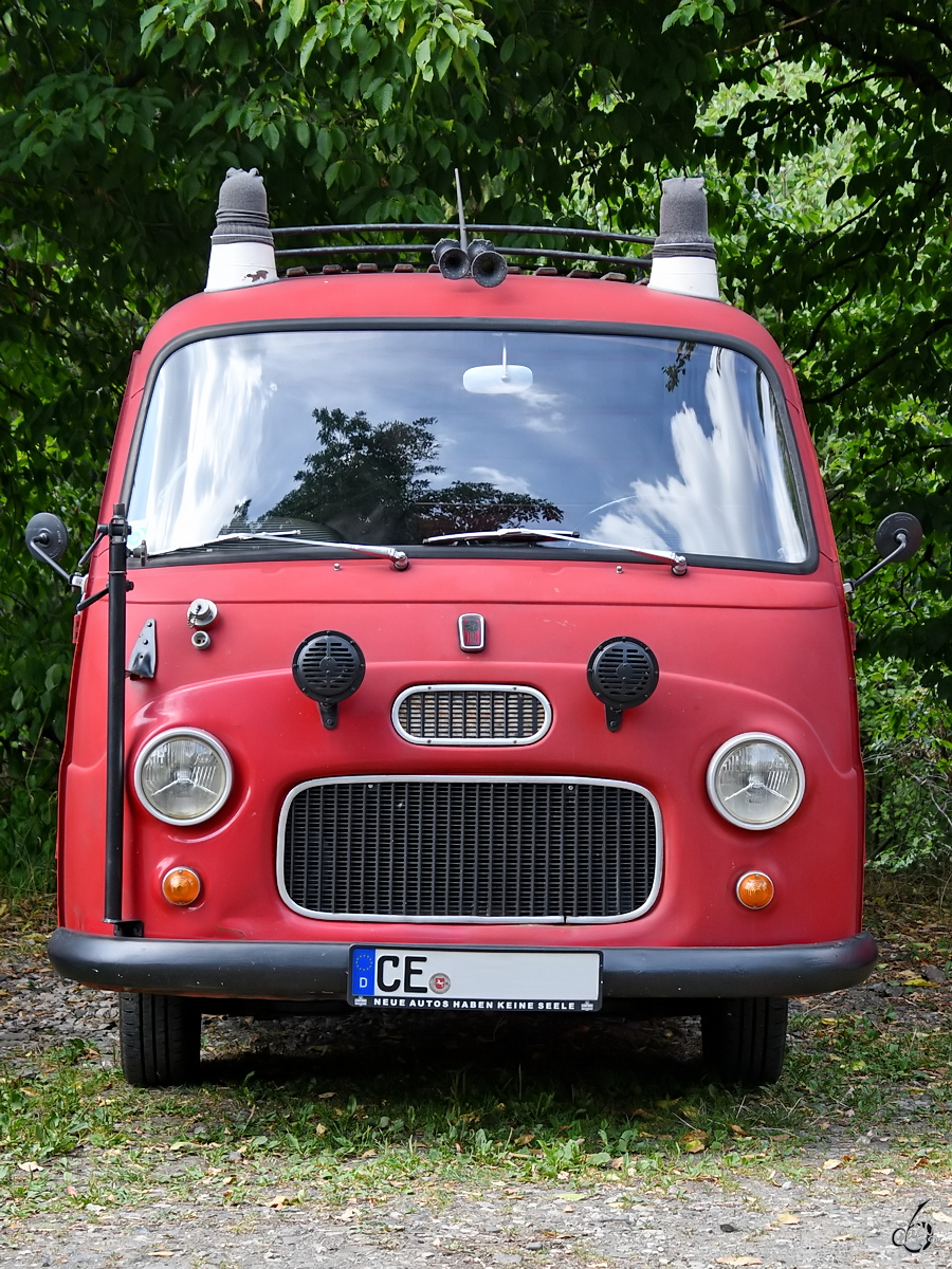 Ein Fiat 1100 T Feuerwehrfahrzeug, so gesehen Ende Juli 2022 in Hüinghausen.