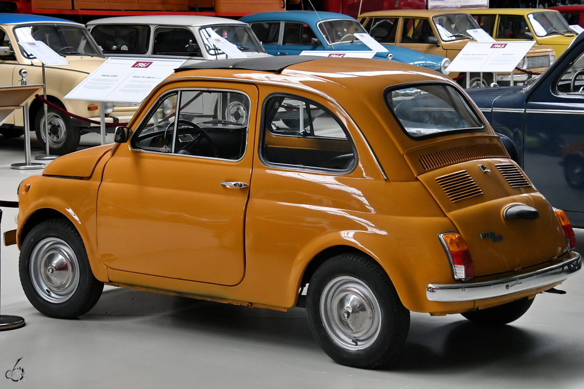 Ein Fiat 500 war im November 2022 im Oldtimermuseum Prora ausgestellt.