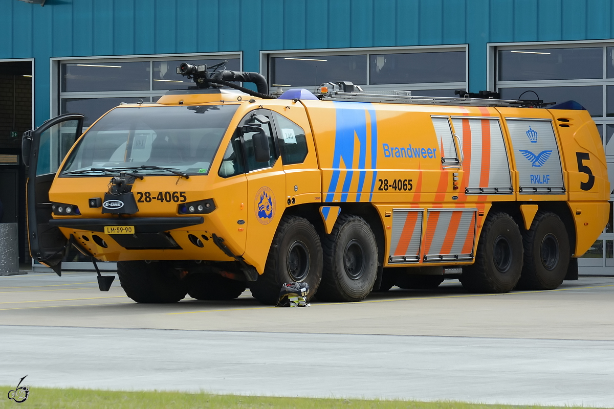 Ein Flughafenlöschfahrzeug E-One Titan der Niederländischen Luftwaffe. (Leeuwarden, Juni 2016)