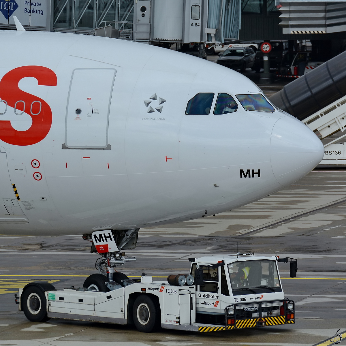 Ein Flugzeugschlepper AST-2 von Goldhofer war Anfang Oktober 2016 am Flughafen Zürich-Kloten zu sehen.