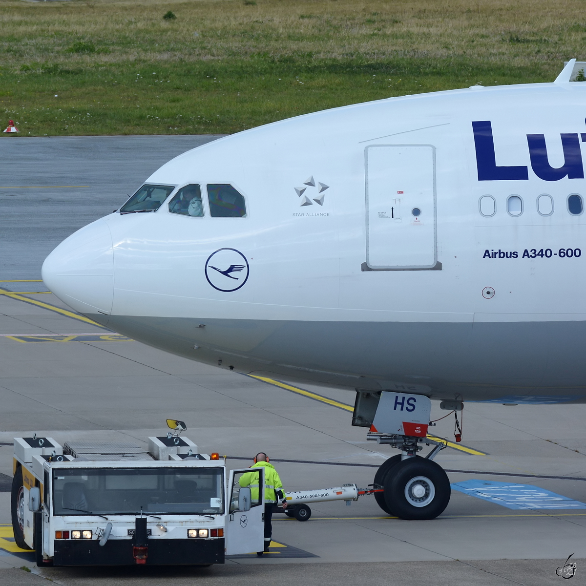 Ein Flugzeugschlepper von Schopf war Anfang Oktober 2016 am Flughafen Düsseldorf zu sehen.