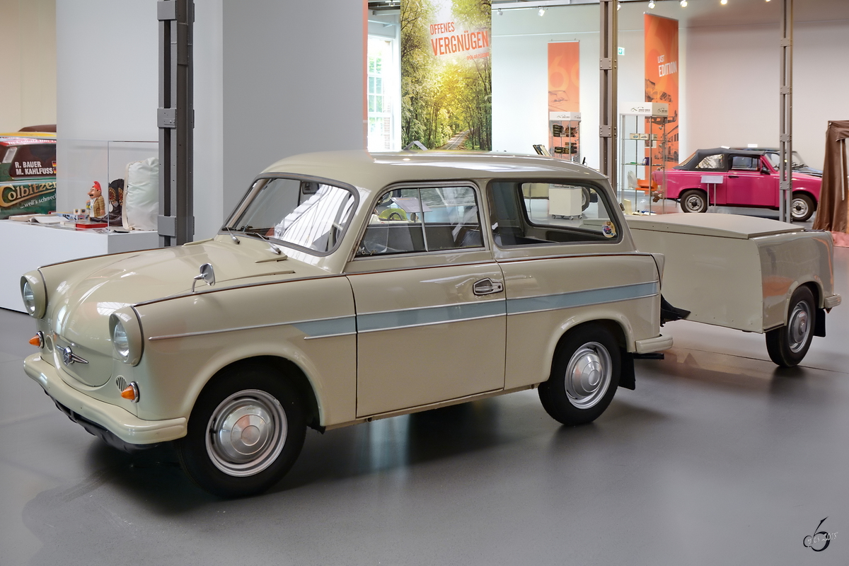 Ein IFA Trabant 600 Kombi mit Anhänger ist im August Horch Museum Zwickau ausgestellt. (August 2018)