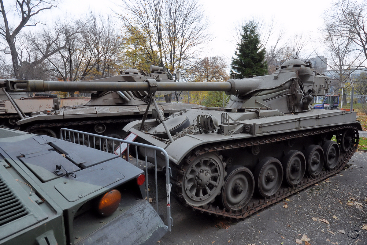 Ein Jagdpanzer DEFA AMX 13 im Heeresgeschichtlichen Museum Wien (November 2010)