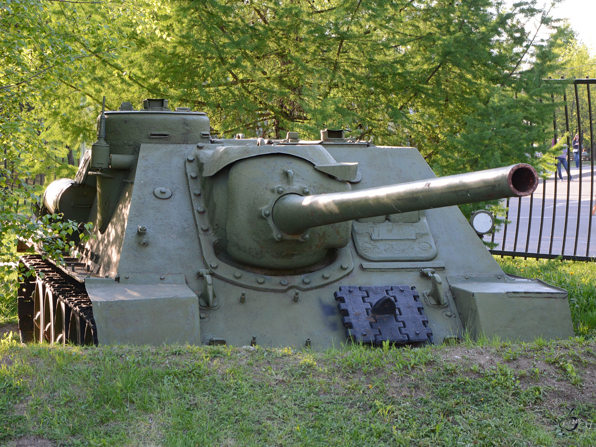 Ein Jagdpanzer SU-100 der Roten Armee im Zentralmuseum des Großen Vaterländischen Krieges (Moskau, Mai 2016)