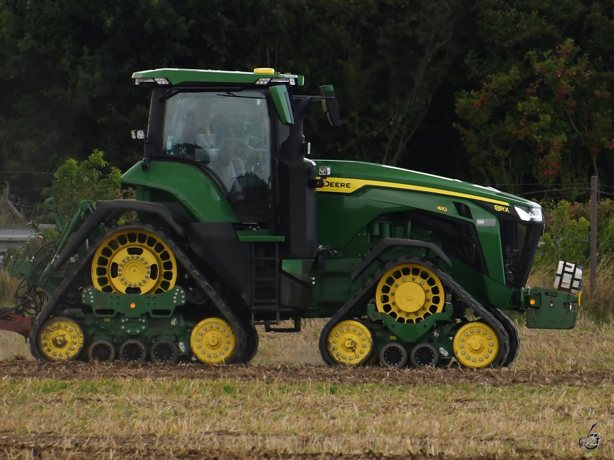 Ein John Deere 8RX Traktor mit Raupenfahrwerk war Mitte August 2021 bei Breechen zu sehen.