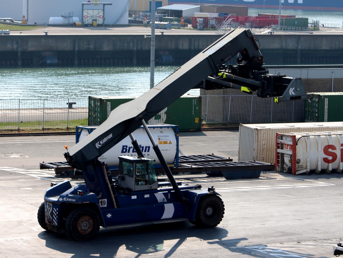 Ein Kalmar Containerstapler am 22.04.2014 im Hfen von Zeebrügge.