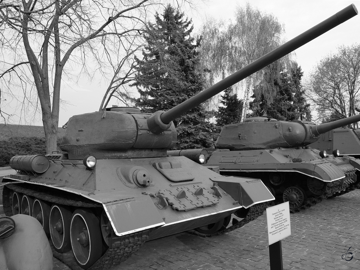 Ein Kampfpanzer T-34/85 im Nationalen Museum der Geschichte der Ukraine im 2. Weltkrieg. (Kiev, April 2016)