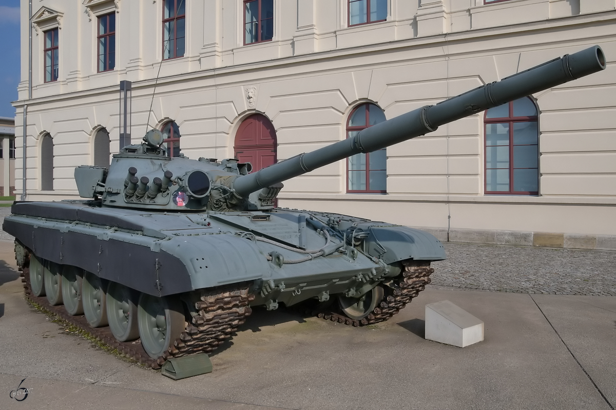 Ein Kampfpanzer T-72M der NVA im Militärhistorischen Museum der Bundeswehr. (Dresden, April 2017)