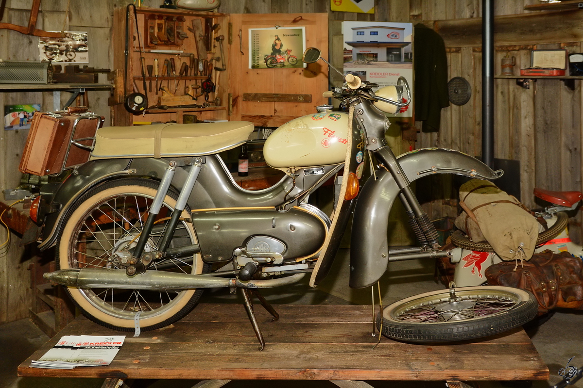Ein Kreidler Florett Moped in der Werkstatt. (Auto- und Technikmuseum Sinsheim, Dezember 2014)