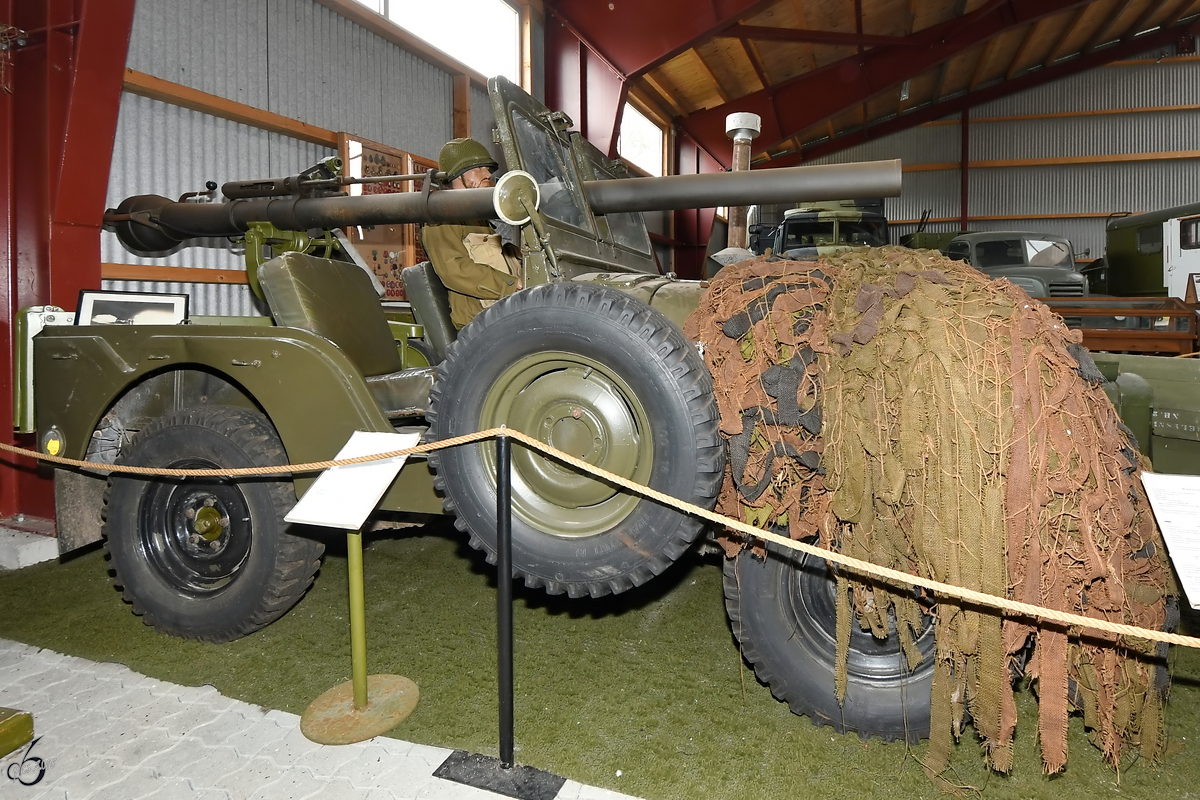 Ein M38A1C Jeep mit rückstoßfreiem Geschütz M40, gesehen Anfang Juni 2018 im Verteidigungs- und Garnisonsmuseum Aalborg.