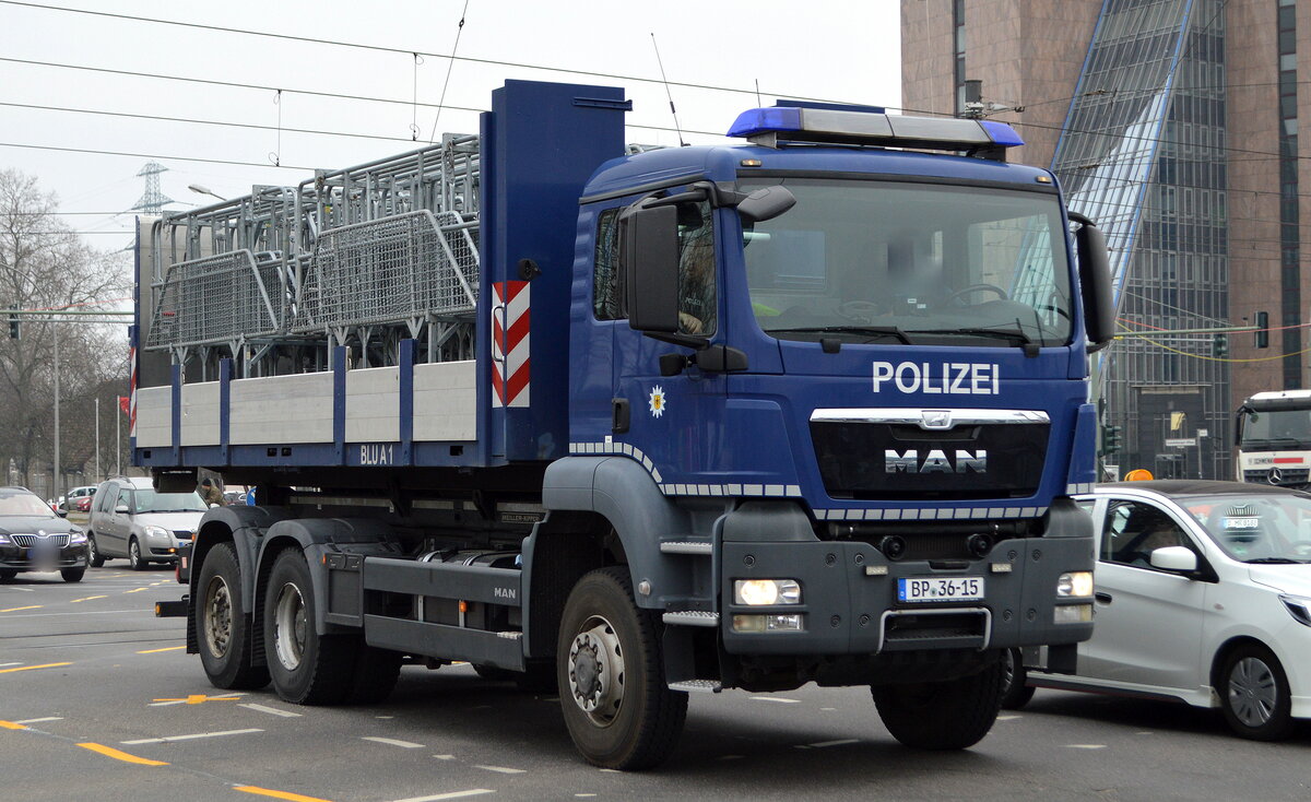 Ein MAN TGS 28.440 6x4-4 Wechselader der Bundespolizei beladen mit Wechselbrücke Absperrgittern (BLU A1) am 17.03.22 Berlin Marzahn