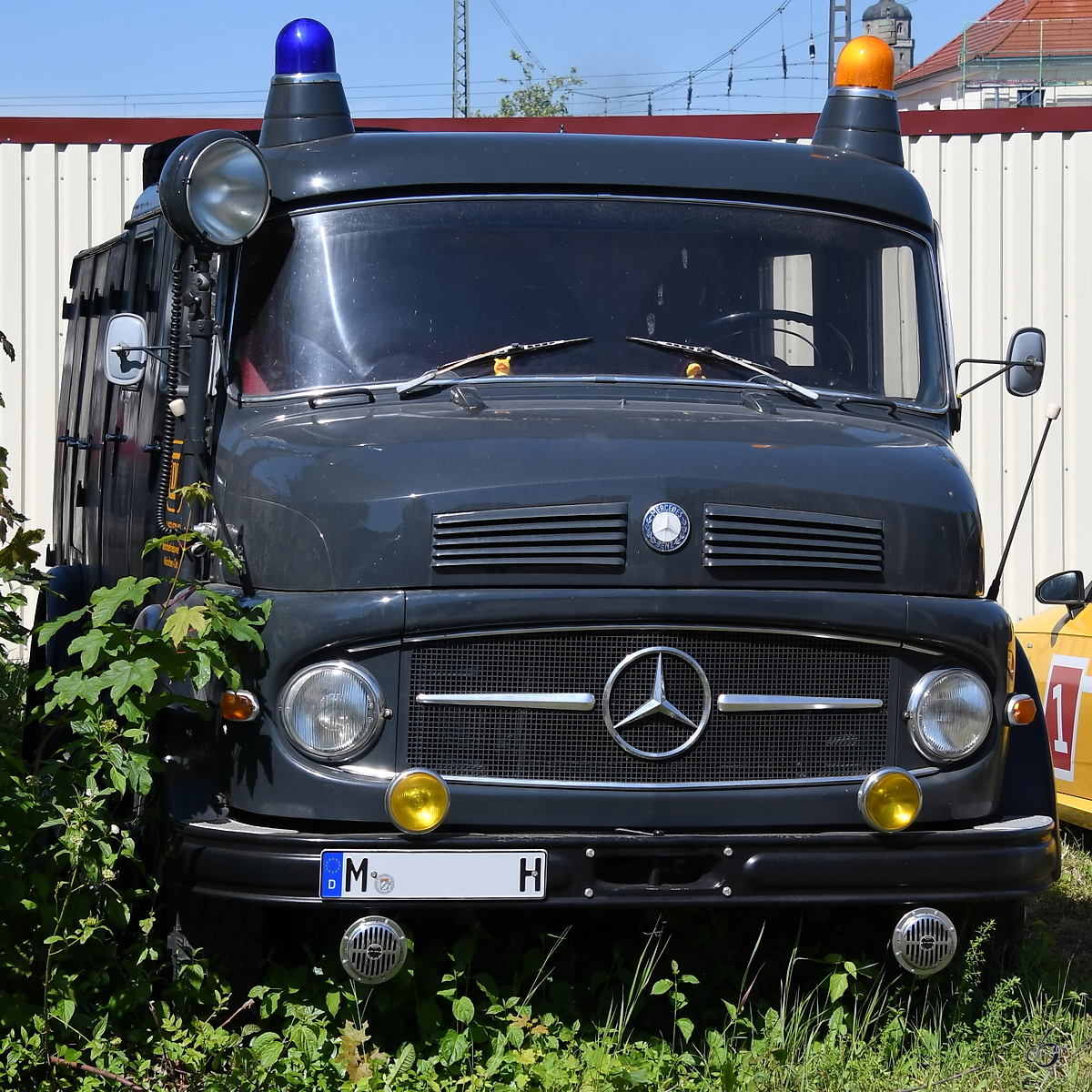 Ein Mercedes-Benz 322 der BahnfeuerwehrAnfang Juni 2019 in Nördlingen.