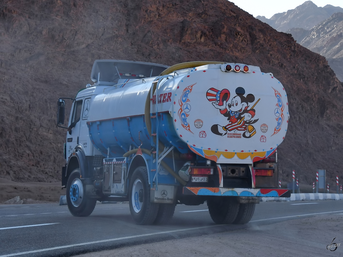 Ein Mercedes-Benz 3838 Wassertransporter Mitte Dezember 2018 auf der Sinai-Halbinsel.