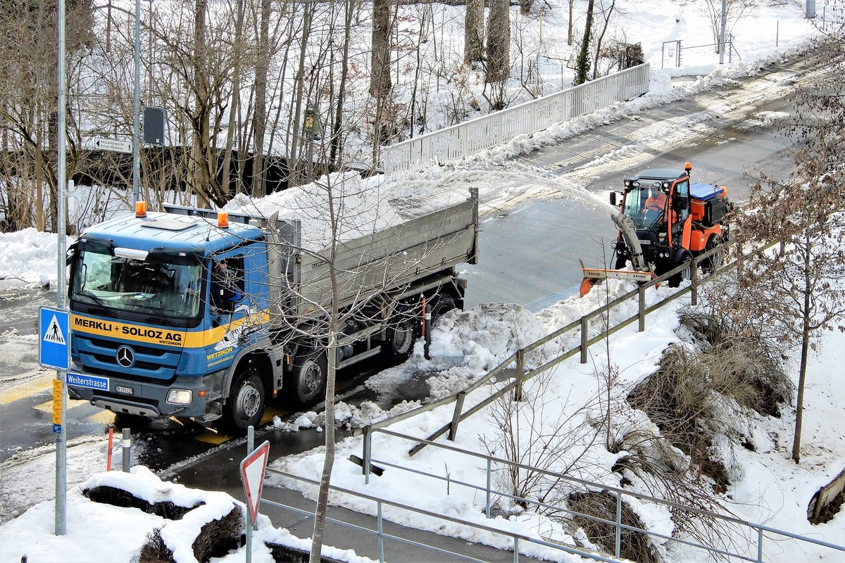 Ein Mercedes-Benz 4-Achs Kipplastwagen und ein Zaugg-Schneefrässchleuder im Schnellräumung Akkord-Einsatz. Gesehen in Wetzikon, Kanton Zürich, Schweiz, am 22. Januar 2021