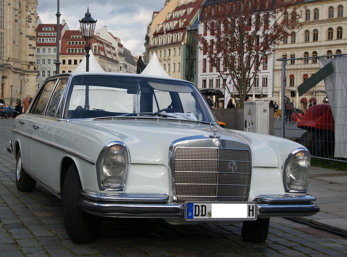 Ein Mercedes Benz W114 am 15.04.16 in Dresden. Dieses Foto hat ein Freund von mir gemacht und ich darf es veröffentlichen.