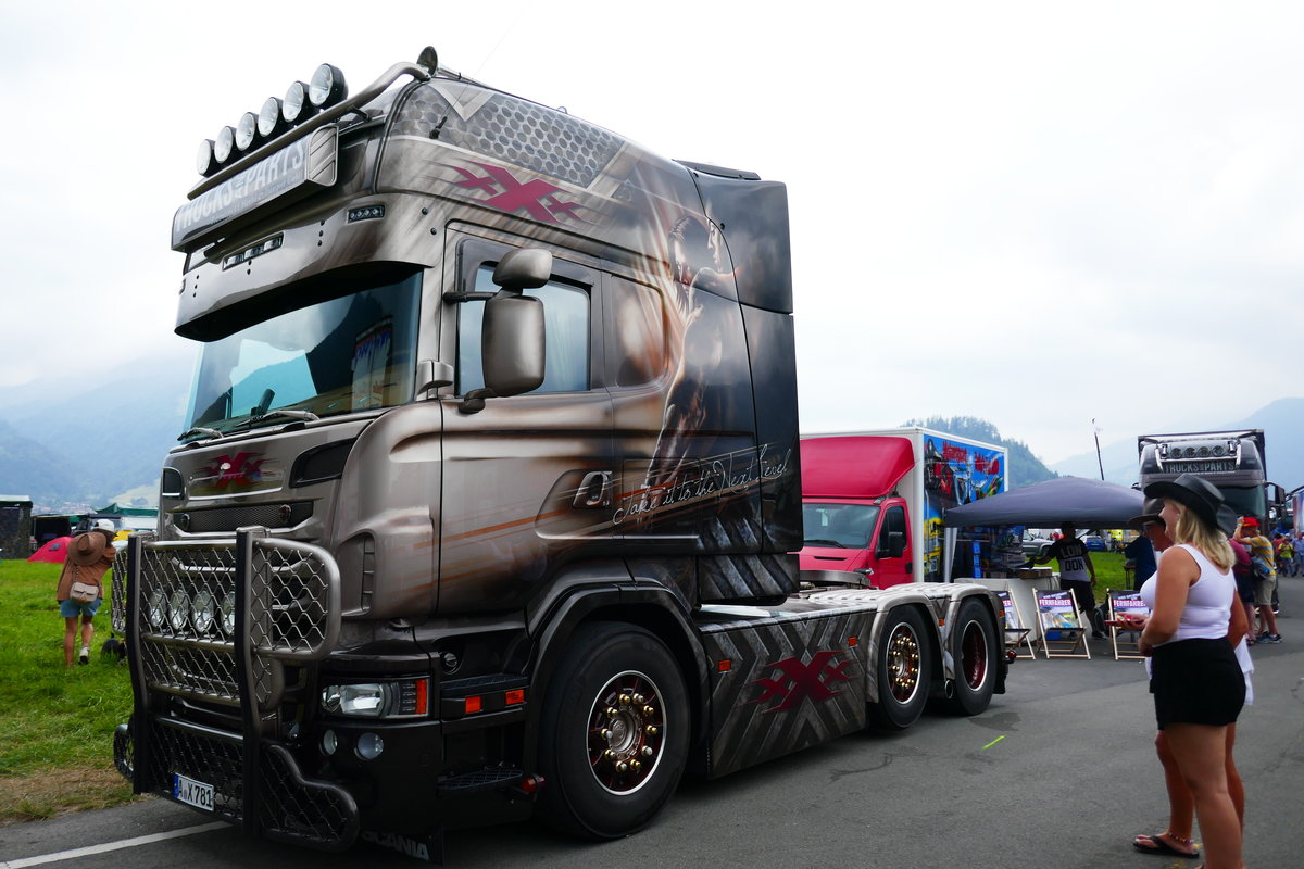 Ein mit Airbrush bemalter Scania am 24.6.17 am Trucker Festival in Interlaken.