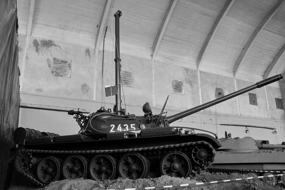 Ein mittlerer Kampfpanzer T-55 mit Ausrüstung für die Unterwasserfahrt im Technik Museum Pütnitz. (August 2006)