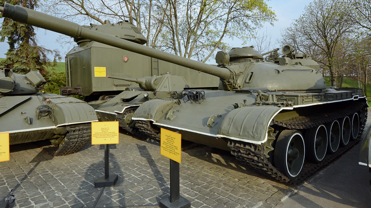 Ein mittlerer Kampfpanzer T-55 im Nationalen Museum der Geschichte der Ukraine im 2. Weltkrieg. (Kiev, April 2016)