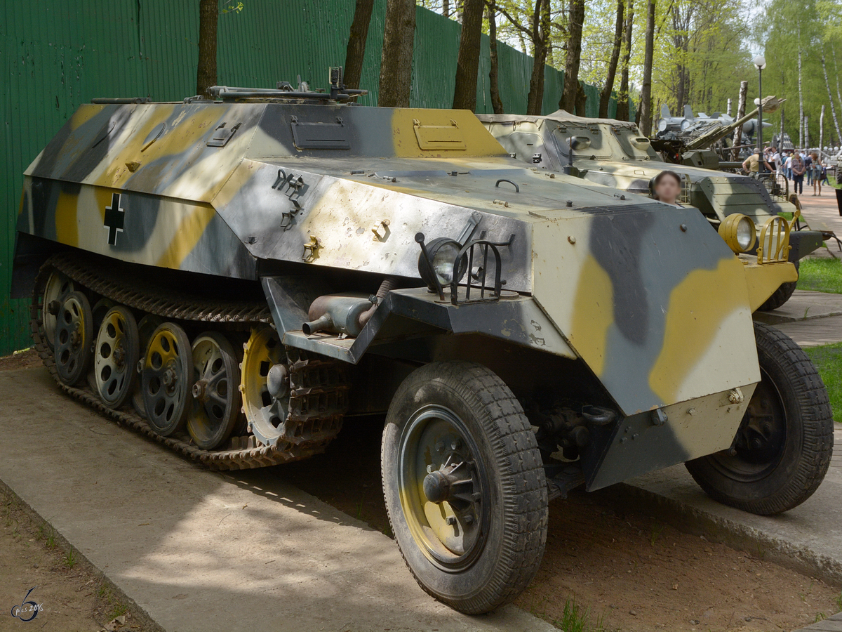Ein mittlerer Schützenpanzerwagen Sd.Kfz. 251 der deutschen Wehrmacht im Technikmuseum Vadim Zadorozhny (Moskau, Mai 2016)